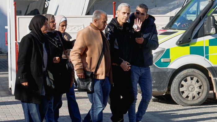 Warga Palestina di Jalur Gaza Strip mulai bersiap meninggalkan wilayah melalui penyeberangan Rafah Border Crossing yang kembali dibuka secara terbatas, Minggu (12/4/2026). Pembukaan ini memungkinkan sejumlah warga, terutama pasien yang membutuhkan perawatan medis, untuk melintas menuju Mesir. REUTERS/Haseeb Alwazeer