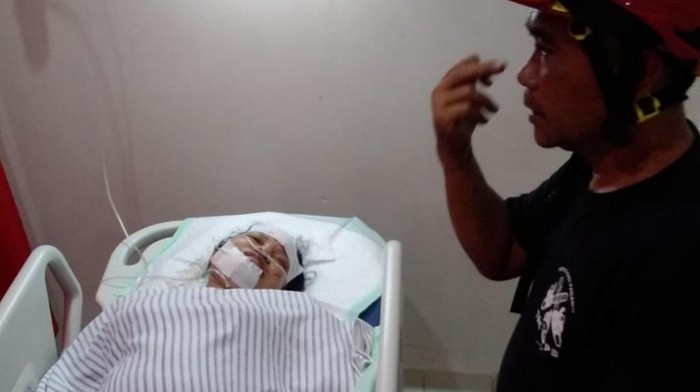 Warga Pasuruan yang menjadi korban sambaran petir. Perangkat elektronik di rumahnya rusak dan sejumlah ruangan di rumahnya ikut terdampak.