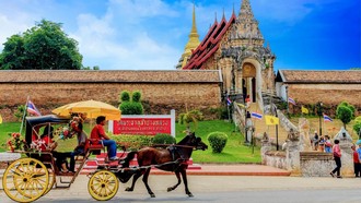 Sambut Songkran, Polisi Thailand Patroli Pakai Kereta Kuda