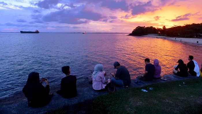Wisatawan bermain bola saat berlibur di Pantai Kilang Mandiri, Balikpapan, Kalimantan Timur, Sabtu (11/4/2026). Dinas Pemuda, Olahraga, dan Pariwisata Kota Balikpapan mencatat selama periode Januari-Maret 2026 jumlah wisatawan yang mengunjungi daerah tersebut mencapai 29.250 orang dengan total pendapatan Rp579,62 juta, atau mengalami penurunan dibanding tahun sebelumnya di periode yang sama yaitu 916.576 orang dikarenakan semakin banyaknya destinasi wisata baru termasuk di Ibu Kota Nusantara (IKN). ANTARA FOTO/Angga Palguna