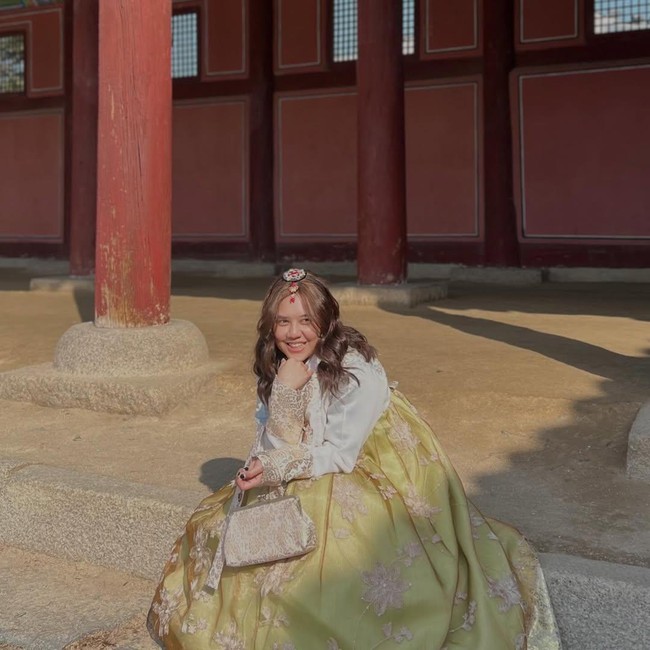 Foto Penyanyi Ziva Magnolya Memakai Hanbok di Korea Selatan