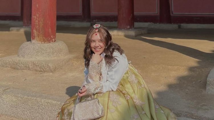 Foto Penyanyi Ziva Magnolya Memakai Hanbok di Korea Selatan