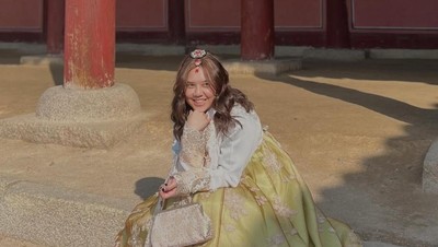 Foto Penyanyi Ziva Magnolya Memakai Hanbok di Korea Selatan