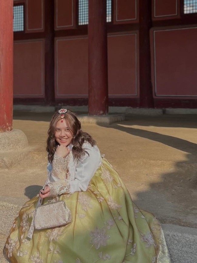 Foto Penyanyi Ziva Magnolya Memakai Hanbok di Korea Selatan