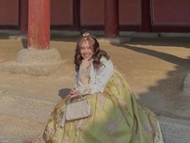 Foto Penyanyi Ziva Magnolya Memakai Hanbok di Korea Selatan