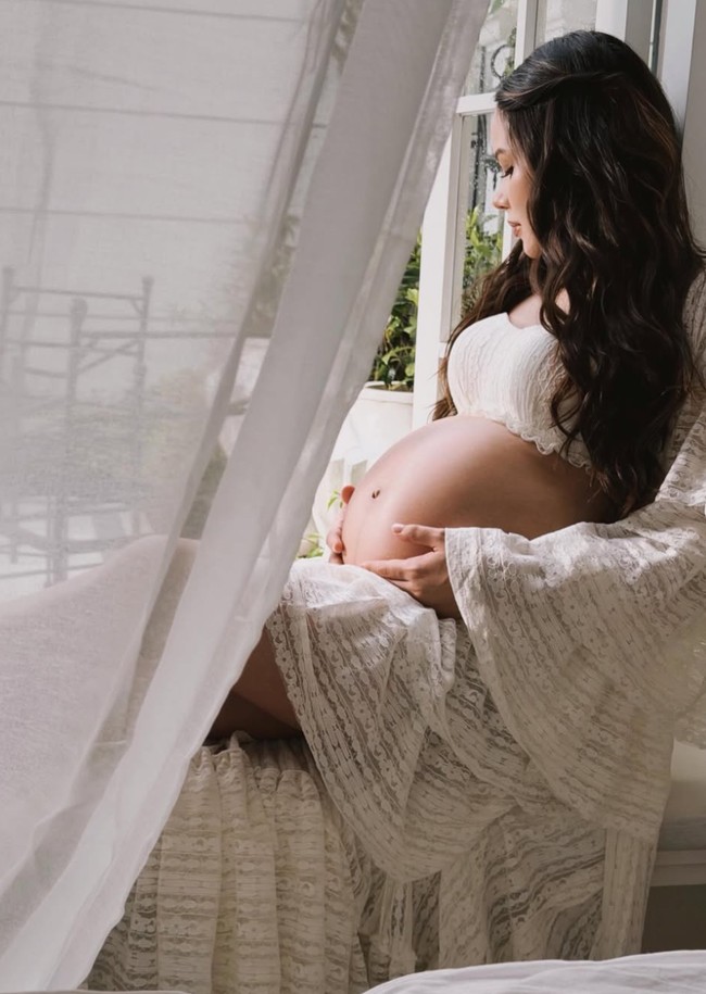 Usia kehamilan Alyssa Daguise kini diketahui sudah memasuki trimester ketiga. Jelang persalinan, istri Al Ghazali itu kembali menjalani pemotretan maternity dengan memamerkan bare baby bump yang sudah makin besar. Foto: Instagram/@alyssadaguise