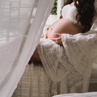 Usia kehamilan Alyssa Daguise kini diketahui sudah memasuki trimester ketiga. Jelang persalinan, istri Al Ghazali itu kembali menjalani pemotretan maternity dengan memamerkan bare baby bump yang sudah makin besar. Foto: Instagram/@alyssadaguise