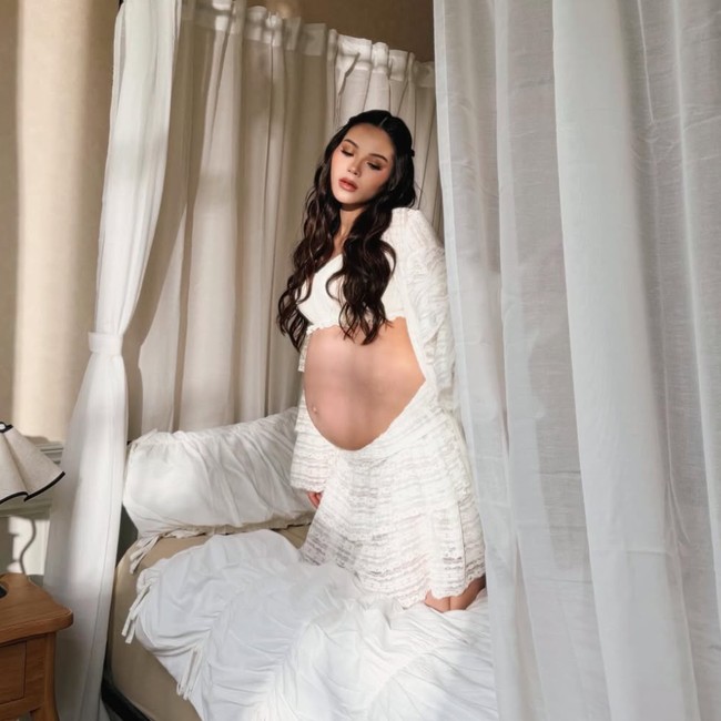 Pemotretan Maternity Alyssa Daguise Jelang Lahiran, Perut Glowing Curi Atensi