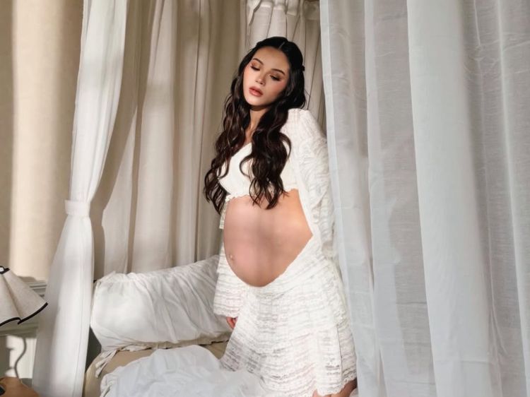 Pemotretan Maternity Alyssa Daguise Jelang Lahiran, Perut Glowing Curi Atensi