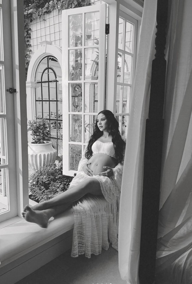 Pesona Alyssa Daguise saat hamil tampak makin terpancar. Tak heran jika banyak yang menjuluki wanita 28 tahun itu sebagai bumil tercantik. Foto: Instagram/@alyssadaguise