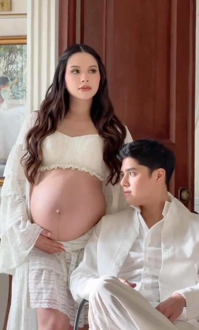 Tak sendirian, Al Ghazali juga tampak menjalani pemotretan bersama sang istri. Ia tampil kompak kenakan busana serba putih. Foto: Instagram/@alyssadaguise
