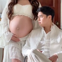 Tak sendirian, Al Ghazali juga tampak menjalani pemotretan bersama sang istri. Ia tampil kompak kenakan busana serba putih. Foto: Instagram/@alyssadaguise