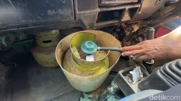 Angkot di Sukabumi gunakan elpiji 3 kg sebagai bahan bakar.