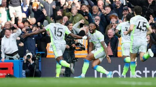 Soccer Football - Premier League - Chelsea v Manchester City - Stamford Bridge, London, Britain - April 12, 2026 Manchester Citys Marc Guehi celebrates scoring their second goal with Antoine Semenyo REUTERS/Isabel Infantes EDITORIAL USE ONLY. NO USE WITH UNAUTHORIZED AUDIO, VIDEO, DATA, FIXTURE LISTS, CLUB/LEAGUE LOGOS OR LIVE SERVICES. ONLINE IN-MATCH USE LIMITED TO 120 IMAGES, NO VIDEO EMULATION. NO USE IN BETTING, GAMES OR SINGLE CLUB/LEAGUE/PLAYER PUBLICATIONS. PLEASE CONTACT YOUR ACCOUNT REPRESENTATIVE FOR FURTHER DETAILS..