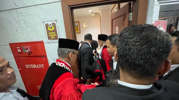 Anwar Usman pingsan di MK