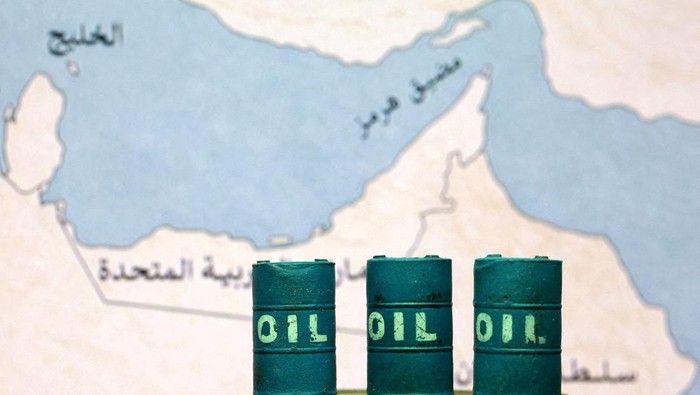 FILE PHOTO: A map showing the Strait of Hormuz, also known as Madiq Hurmuz, and 3D printed oil barrels are seen in this illustration taken March 26, 2026. REUTERS/Dado Ruvic/Illustration/File Photo