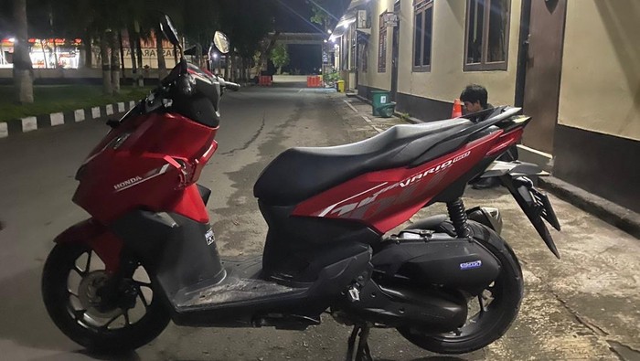 Barang bukti satu motor Honda Vario 160 cc merah
