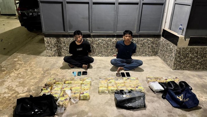 Bareskrim Polri menangkap dua orang kurir narkoba di Pekanbaru, Riau.
