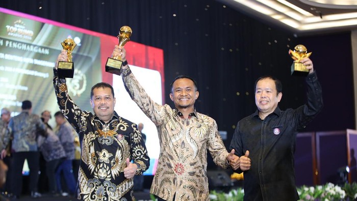 Bupati Bone Andi Asman Sulaiman (tengah) saat menerima penghargaan Top BUMD Award 2026 bersama Direktur RSUD Tenriawaru dr Syahrir. Dokumen Istimewa