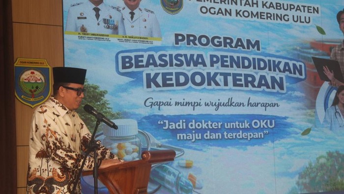 Bupati OKU Teddy Meilwansyah menyosialisasikan program beasiswa kedokteran bagi siswa kurang mampu