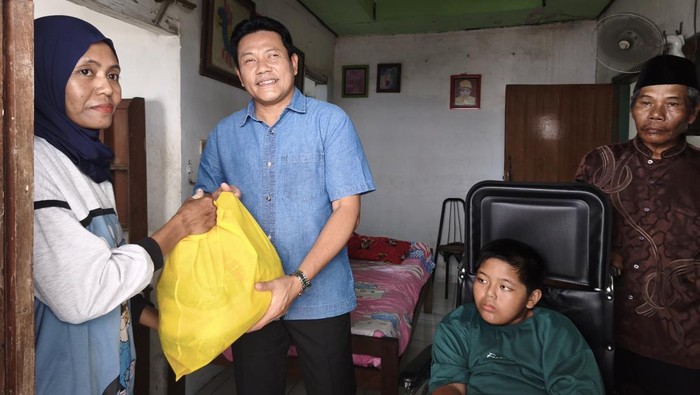 Bupati Sidoarjo Subandi saat menyerahkan bantuan kesehatan kepada warga Kecamatan Taman
