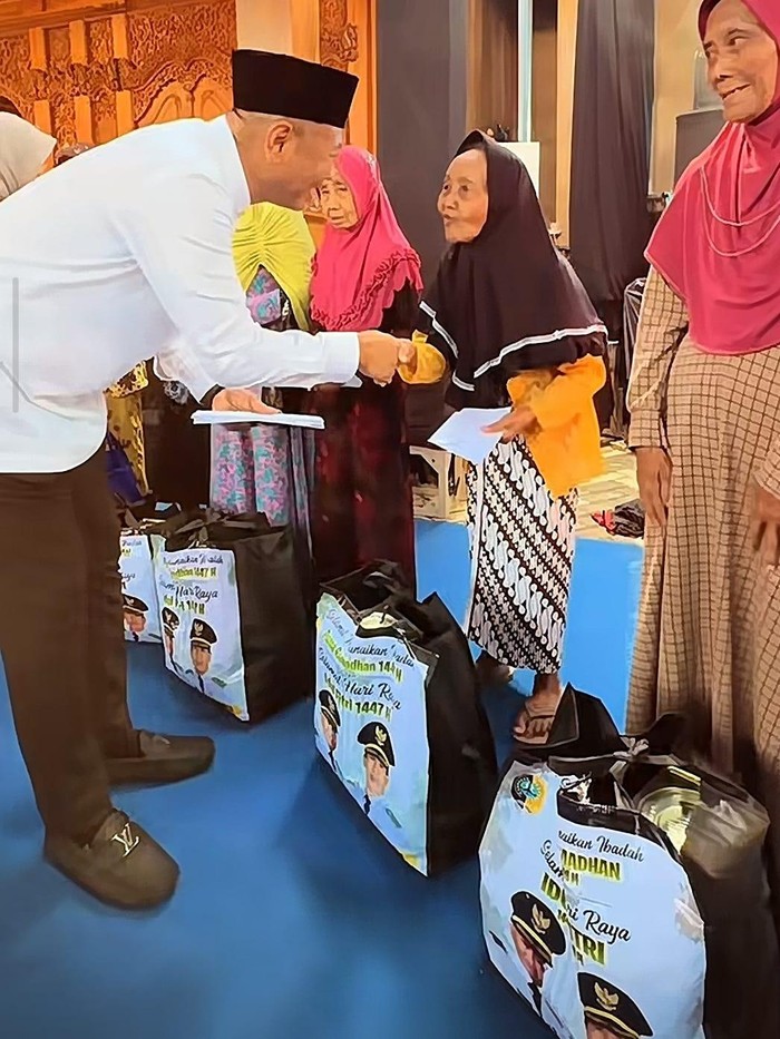 Bupati Tulungagung Gatut Sunu Wibowo memakai sepatu LV saat menyerahkan bantuan warga lansia di acara open house di rumahnya.