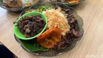 Sejuk! Sarapan Nasi Nusantara dan Jajanan Pasar di Kafe Pinggir Sawah Jogja