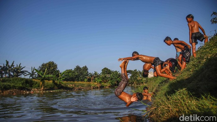 Cuaca di wilayah Kabupaten Bekasi mulai terasa semakin terik dalam beberapa hari terakhir. Kondisi ini menjadi indikasi awal bahwa daerah tersebut berpotensi menghadapi musim panas ekstrem dalam waktu dekat.