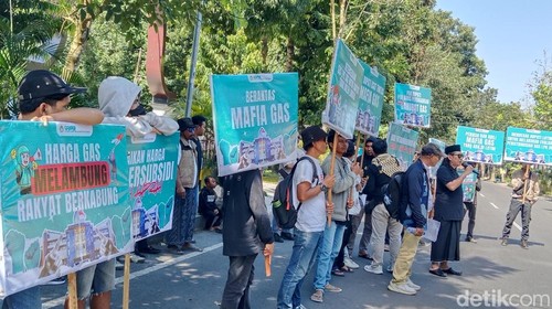Suasana demonstrasi terkait kelangkaan gas LPG 3 kilogram di depan kantor Bupati Lombok Timur, NTB, Senin (13/4/2026). foto (Sanusi Ardi W/detikBali)