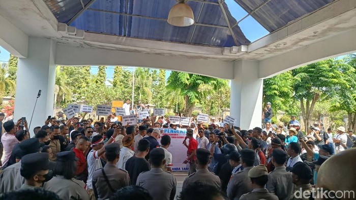 Demonstrasi penolakan kuota 1.000 wisatawan per hari ke TN Komodo, di DPRD Manggarai Barat, Senin (13/4/2026).