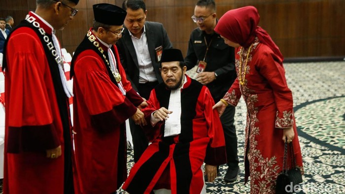 Momen mengejutkan terjadi usai prosesi kirab dalam acara wisuda purnabakti di Gedung Mahkamah Konstitusi, Jakarta, Senin (13/4/2026). Eks hakim konstitusi Anwar Usman dilaporkan pingsan setelah mengikuti rangkaian kegiatan tersebut.