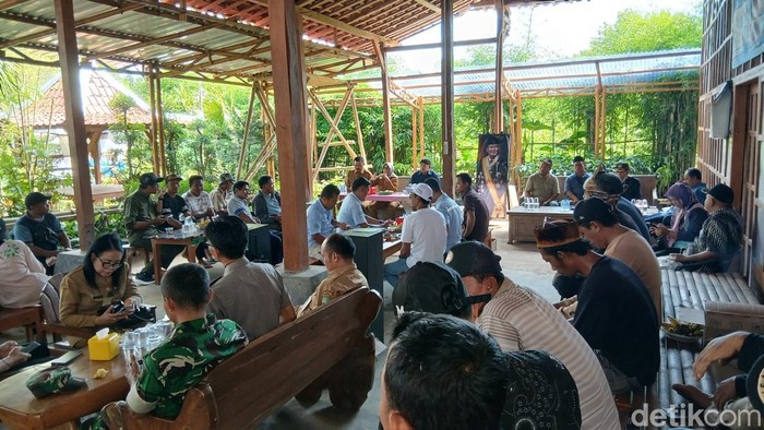 Dialog petani tebu Blora bersama pihak PT GMM di Posko Perjuangan APTRI dan petani tebu Blora di Todanan, Senin (13/4/2026).