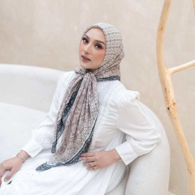 Ia pun menepis segala fitnah mengenai adanya harta tersembunyi sebagai ucapan kosong belaka karena dirinya menjadi saksi langsung atas penyitaan seluruh aset tersebut tanpa terkecuali. Kini, di tengah upaya menata kembali hidup dari titik paling awal, Dinan memohon doa agar mereka bisa melangkah maju untuk menjadi pribadi yang jauh lebih baik dan bermanfaat. Foto: Dok. Instagram @dinanfajrina.