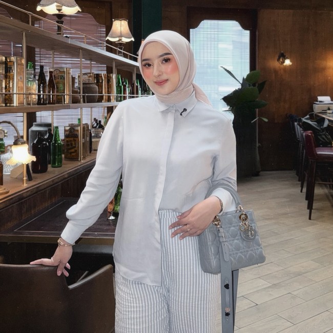 Dinan memiliki brand hijab yang ia beri nama Nathelabel, menjual aneka jenis hijab dan pilihan warna. Brand Nathelabel mulai mencuri perhatian sejak Dinan mengulas beragam pilihan warna hijab miliknya dengan menumpukkan semua warna menjadi satu, sehingga terlihat jelas perbedaan warnanya. Foto: Dok. Instagram @dinanfajrina.