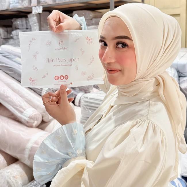 Sambil menunjukkan transparansi data perusahaan yang legal, Dinan meminta publik untuk berhenti memelintir fakta dan memfitnahnya di tengah upaya mereka menata hidup baru setelah Doni menyelesaikan masa tahanannya. Saya sudah dari 4 tahun lalu meninggalkan kota baru karena semua aset suami di sita negara, selama itu saya tinggal sama orang tua saya sebelum skrg berpisah.. tolonglah jangan dipelintir bicara tanpa fakta dan dataa, tulisnya. Foto: Dok. Instagram @dinanfajrina.