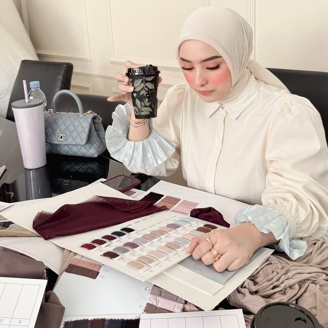 Ia juga meluruskan simpang siur mengenai aset dengan menjelaskan bahwa seluruh harta suaminya periode 2018-2022 telah disita oleh negara. Kini dia dan Doni harus memulai kembali segalanya dari titik nol. Foto: Dok. Instagram @dinanfajrina