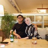 Dinan Nurfajrina Salmanan dengan tegas menepis tudingan miring warganet yang mencurigai modal bisnis hijabnya berasal dari aliran dana korban kasus binary option suaminya, Doni Salmanan. Dinan Fajrina dan Doni Salmanan menikah pada 14 Desember 2021. Foto: Dok. Instagram @dinanfajrina.