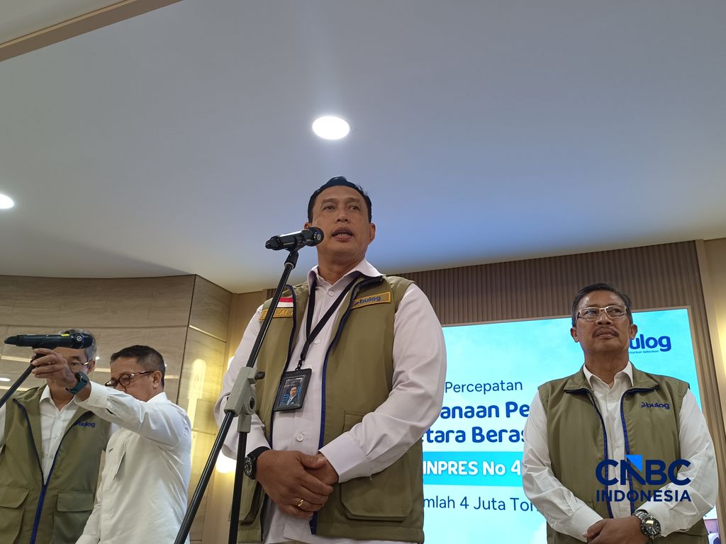 Direktur Utama Perum Bulog, Ahmad Rizal Ramdhani saat konferensi pers di kantornya, Jakarta, Senin (13/4/2026). (CNBC Indonesia/Martyasari Rizky)