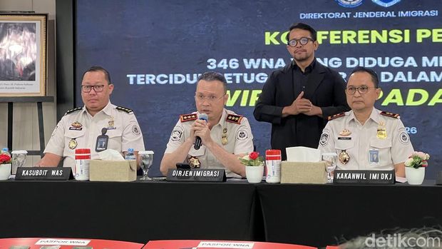 Dirjen Imigrasi Hendarsam Marantoko menyampaikan hasil Operasi Wirawaspada pada 7-11 April 2026. Sebanyak 346 WNA yang melanggar aturan keimigrasian diamankan. (Adhfar/detikcom)