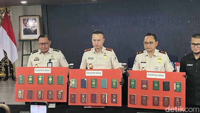 Dirjen Imigrasi Hendarsam Marantoko menyampaikan hasil Operasi Wirawaspada pada 7-11 April 2026. Sebanyak 346 WNA yang melanggar aturan keimigrasian diamankan. (Adhfar/detikcom)