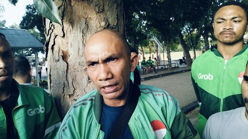 Donatus Darso, driver ojol yang dianiaya saat menjemput penumpang di kawasan Bandara Internasional Komodo, Labuan Bajo, memberi keterangan seusai melapor di Polres Manggarai Barat, Senin (13/4/2026). (Ambrosius Ardin/detikBali)