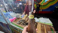 Tak ingin kue warisan leluhurnya itu punah, Parmi pun berinisiatif membuka lapak dumbleg di Alun-Alun Nganjuk. Sebungkus dumbleg buatannya dijual Rp 15 ribu.
