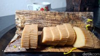 Bungkus alami dari pelepah pinang ini menjadi ciri khas jajanan tradisional tersebut