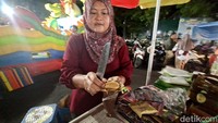 Parmi (50) menunjukkan dumbleg dagangannya di lapak kawasan Alun-Alun Nganjuk. Kue tradisional ini telah diwariskan turun-temurun sejak era kolonial.