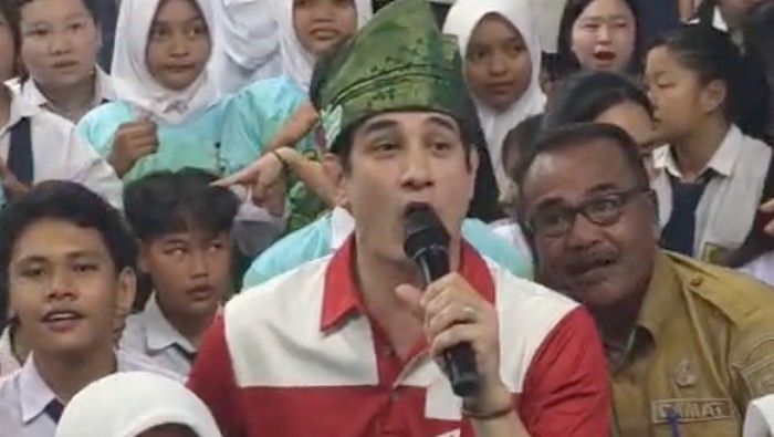 Duta Anti Narkoba Okan Cornelius memberikan edukasi bahaya narkoba di Panipahan, Rohil, Senin (13/4/2026).
