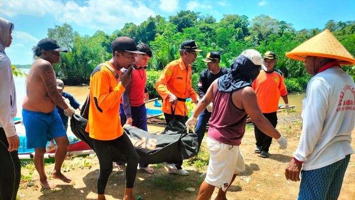 Tim SAR gabungan mengevakuasi jasad nelayan yang dilaporkan hilang selama emat hari di perairan selatan Pulau Nusakambangan, Kabupaten Cilacap, Senin (13/4/2026).