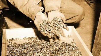 Tumpukan cincin ini diambil dari korban kamp konsentrasi pada 1945, menjadi simbol tragis sejarah kemanusiaan. Foto: Boredpanda