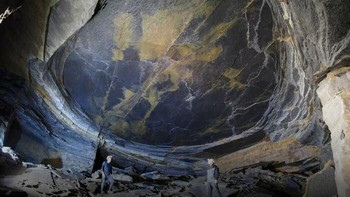 Formasi Batu “Mata Naga” Berusia 200 Juta Tahun. Struktur unik di Inggris ini menyerupai mata naga raksasa, terbentuk dari proses geologi jutaan tahun lalu. Foto: Boredpanda