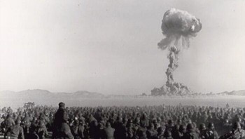 Uji Coba Nuklir dengan Tentara di Dekatnya. Pada 1954, tentara AS berdiri dekat ledakan nuklir untuk mempelajari reaksi psikologis—sebuah eksperimen yang kini dianggap kontroversial. Foto: Boredpanda
