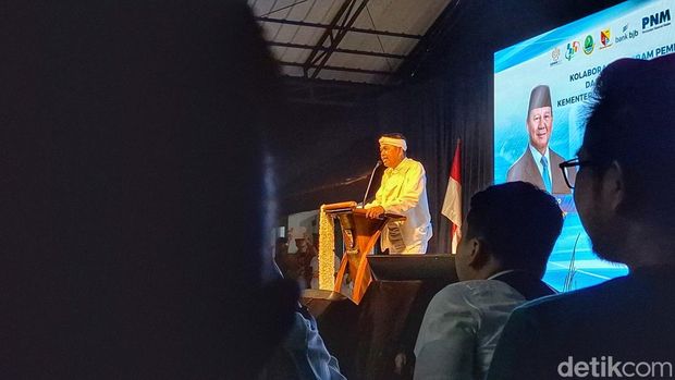 Gubernur Jawa Barat Dedi Mulyadi saat sambutan di SMA 1 Katapang, Kabupaten Bandung, Jawa Barat, Senin (13/4/2026) malam. Gubernur Jawa Barat Dedi Mulyadi saat sambutan di SMA 1 Katapang, Kabupaten Bandung, Jawa Barat, Senin (13/4/2026) malam.